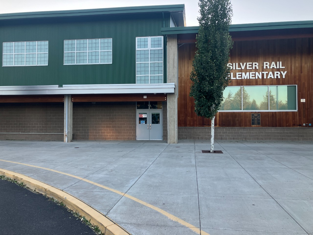 Entrée de Silver Rail Elementary School à Bend, dans l’Oregon.